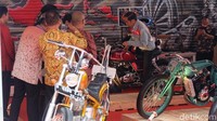 Motor kustom emas milik Jokowi mejeng di stand ini.