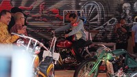 Jokowi juga kerap datang ke pameran motor custom. Dia beberapa kali tertangkap kamera tengah menjajal motor custom yang dipamerkan, salah satunya motor custom milik Elders Company di acara Indonesia International Motor Show (IIMS) 2018. (Foto: Andhika Prasetia/ detikcom)
