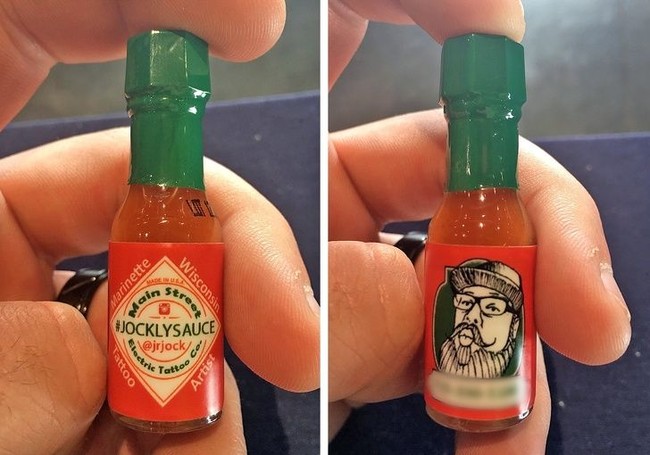 Kalau mau lebih unik lagi, hadirkan kartu nama dengan bentuk yang benar-benar aneh tapi bisa dipakai. Seperti punya pentato berikut yang menaruh informasi bisnisnya dalam botol saus mini. Foto: Reddit