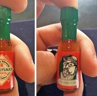 Kalau mau lebih unik lagi, hadirkan kartu nama dengan bentuk yang benar-benar aneh tapi bisa dipakai. Seperti punya pentato berikut yang menaruh informasi bisnisnya dalam botol saus mini. Foto: Reddit