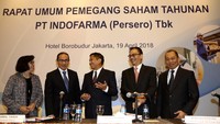 Direktur Utama PT Indofarma (persero) Tbk Rusdi Rosman (tengah) bersama mantan direksi dan komisaris usai menggelar Rapat Umum Pemegang Saham Tahunan (RUPST) di Jakarta, Kamis (19/4/2018).