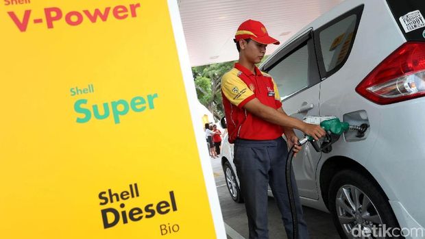 Komisaris Utama  PT Sigma Niaga Gas Kamaluddin Hasyim,  Executive Vice President Retail Shell István Kapitány dan Perwakilan Otoritas Bandara Wilayah I Marthinus Hutasoit secara simbolis melakukan pengisian bahan bakar Shell ke salah satu kendaraan di SPBU Shell di kawasan bisnis Soewarna Bandara Internasional Soekarno Hatta, Tanggerang, Kamis (19/4/2018). SPBU Shell di Kawasan Bisnis Soewarna, Bandara Internasional Soekarno Hatta, Tangerang resmi beroperasi untuk memenuhi kebutuhan bahan bakar berkualitas di salah satu gerbang perekonomian di Indonesia. Grandyos Zafna/detikcom-. SPBU Shell di kawasan bandara Soekarno Hatta ini diresmikan untuk menjawan=b kebutuhan dan memberikan kemudahan akses bagi para pelanggan untuk mengisi bahan bakar.-.