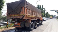 Truk ini dikemudikan Sutami, warga Klapanunggal, Kabupaten Bogor. (Foto: Ainur Rofiq/detikcom)+ ADD