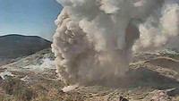 Gunung Io atau dikenal juga Gunung ‘James Bond’ di Jepang menyemburkan abu vulkanik. Tayangan televisi menunjukkan asap keabu-abuan muncul dari beberapa titik di sisi gunung dari kawasan Kirishima. Sejauh ini tak ada laporkan korban akibat kejadian ini. (Foto: Dok. Japan Meteorological Agency/ REUTERS)