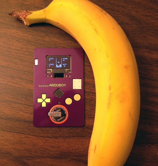 Kartu nama unik, canggih, dan terniat ini dijamin nggak bakal dibuang rekan bisnis. Foto: Bateske/imgur  