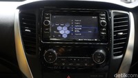 Sementara untuk mobil pikap, Triton edisi spesial yang hanya disediakan dengan kelir White Pearl dijual Rp 431 juta untuk manual, dan Rp 445 juta untuk Matik. Berbagai ubahan dihadirkan mulai dari hadirnya keyless operating system, sport bar yang sporty, power seat, jok sporty, Headlamp dengan DRL, stripping, grill, dan bemper baru, hingga pelek alloy wheel.