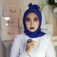 Gaya hijab yang ia rilis bertajuk hijab pocong. Sebenarnya bentuk hijab aslinya tak jauh berbeda dengan hijab lainnya, yakni berupa hijab segi empat polos. Namun, Azzim menyulapnya ke dalam gaya pocong yang mengerikan. Hijabnya viral, dagangannya pun laris manis. Foto: Instagram @azzim_aziz