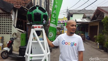 Nhazlisham Hamdan, Street View Ops Lead Google, turut memperkenalkan skuter yang dilengkapi dengan Trekker. Foto: Muhamad Imron Rosyadi/detikINET