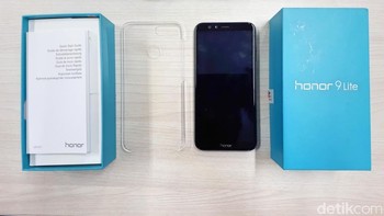 Isi kemasan Honor 9 Lite selain handset terdapat casing transparan, kabel data dan kepala charger, serta buku panduan. Foto: detikinet