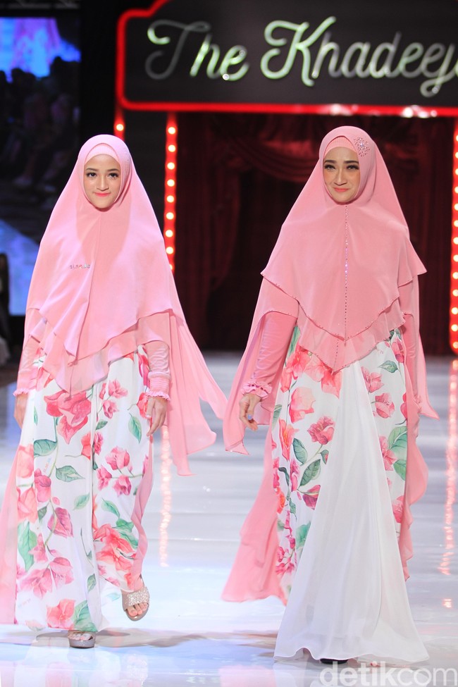 Nia Paramitha yang awet muda terlihat seperti kakak dan adik dengan anaknya. Padahal perbedaan usia mereka cukup jauh. Nia saat ini berusia 39 tahun dan sang putri, baru berusia 12 tahun. Foto: Mohammad Abduh/Wolipop