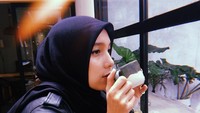 Sluurrrp! Gaya simpel Jenahara saat minum kopi tetap membuatnya tampil chic. Tapi kok sambil bengong ya, mikirin apa hayoo? Foto: instagram @jenaharanasution