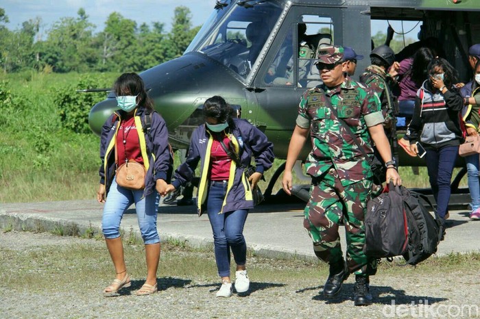 Pasukan TNI mengevakuasi para guru dari lembah Arwanop setelah disandera oleh kelompok kriminal separatisme bersenjata (KKSB) di Papua. Para guru sempat mendapatkan kekerasan selama penyanderaan.