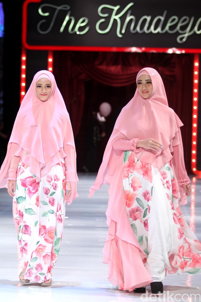 Tak hanya Annisa Hapsari yang tampil bersama anak, Nia Paramita juga ikut melenggang di panggung bersama putrinya. Memakai busana kembar dengan sang putri, ia pun bernyanyi di atas panggung. Foto: Mohammad Abduh/Wolipop