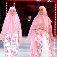 Tak hanya Annisa Hapsari yang tampil bersama anak, Nia Paramita juga ikut melenggang di panggung bersama putrinya. Memakai busana kembar dengan sang putri, ia pun bernyanyi di atas panggung. Foto: Mohammad Abduh/Wolipop