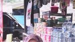 Kocak! 10 Pose Bude Sumiyati Si Bidadari Khayangan di Depan Warung Kelontong