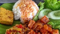 Emang pas banget krecek dimakan pake ayam goreng sambal, tahu goreng, dan nasi putih hangat. Enak! Foto ini diunggah akun @kardiovskuliner Foto: Instagram