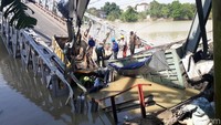 Setelah truk dipretelli, sejumlah pekerja memasang yang diikatkan ke crane. (tali Foto: Ainur Rofiq/detikcom)