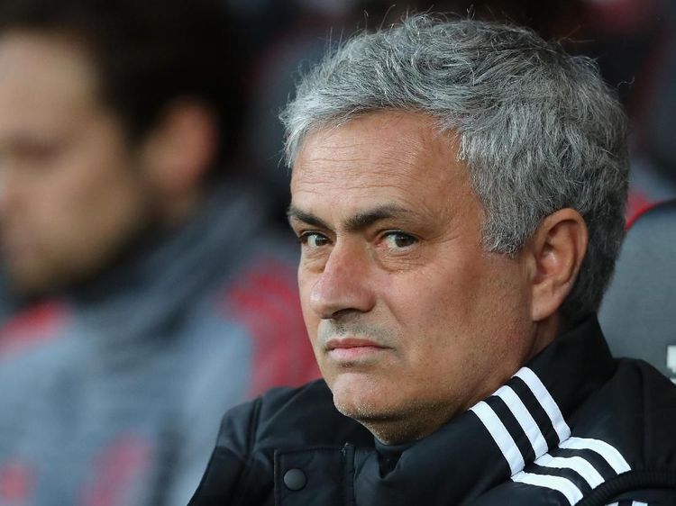 Senyum Dong, Mourinho