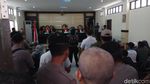 Foto: Rombongan Massa Berbaju Merah Loreng Hitam Rusak Pengadilan