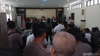 Mereka merusak meja, bangku hingga pot bunga. Mereka juga mengamuk di depan kantor.