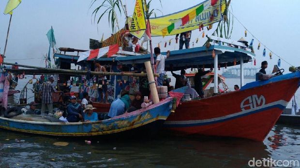 Ketum PKB Muhaimin Iskandar ikut pesta laut di Muara Angke, Jakarta Utara, Kamis (19/4/2018)