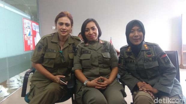 Anggota Satpol PP DKI Wanita: Ellen, Mala, Rima / 