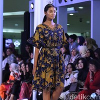 Fashion show Mel Ahyar yang berkolaborasi dengan Iwan Tirta Private yang mengangkat tema ER-LUM di Fashion Nation 2018, Senayan City, Jakarta, Rabu [18/4/2018]. [Foto: Mohammad Abduh/Wolipop]
