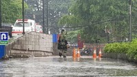 Koper tersebut ditemukan satpam RS Siloam di halaman parkir RS Siloam pada pukul 05.00 WIB pagi tadi.  (Foto: Dok. Istimewa)