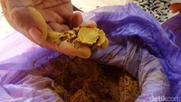Petugas menunjukkan bubuk jamu.