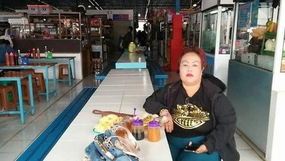 Kocak! 10 Pose Bude Sumiyati Si Bidadari Khayangan di Depan Warung Kelontong
