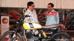 Gaya Jokowi Pakai Jaket Jins Viralnya Saat Buka IIMS
