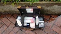 Rupanya isi koper tersebut adalah sejumlah kosmetik (Foto: Dok. Istimewa)