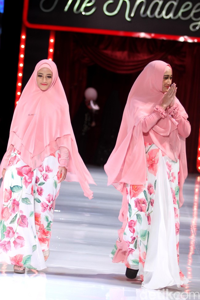 Nia Paramitha mengungkapkan di Instagram bahwa momen ini adalah kali pertamanya dia dan sang putri melakukan fashion show serta menyanyi bersama di atas panggung. Foto: Mohammad Abduh/Wolipop