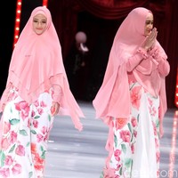 Nia Paramitha mengungkapkan di Instagram bahwa momen ini adalah kali pertamanya dia dan sang putri melakukan fashion show serta menyanyi bersama di atas panggung. Foto: Mohammad Abduh/Wolipop