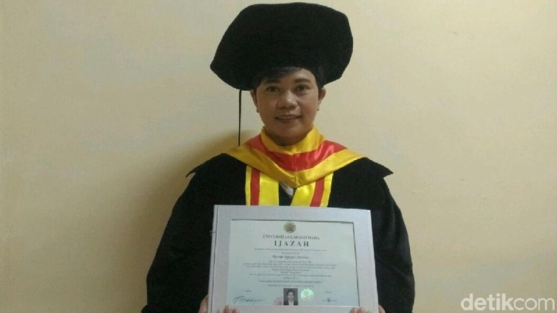 Tyas, Anak Satpam UGM, Pantang Menyerah Demi Raih Cita-cita Tyas, Anak Satpam UGM, Pantang Menyerah Demi Raih Cita-cita