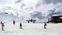 Tak heran kalau saat belajar ski di Samoens, Prancis, kita akan menemukan anak-anak kecil gemas ini ikutan latihan juga. Main ski tidak jadi monopoli orang dewasa, anak-anak kecil bisa ikutan main juga. (Wahyu/detikTravel)