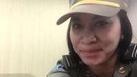Nur Komalawati (38) menceritakan penutupan Sense Karaoke. Suasana saat itu kondusif. Kondusif juga sih, welcome semuanya. Kita semua cek, karaokenya kan ada yang terkunci ada yang nggak. Jadi yang terbuka itu kita segel dari layar TV-nya, sampai mejanya kita segel semua, cerita Mala.  (Foto: Dok. Istimewa)