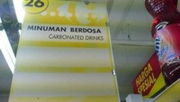 Oh ini alasannya kenapa minuman beralkohol dilarang. Duh itu banner kayaknya salah tulis harusnya minuman bersoda malah jadi minuman berdosa. Foto: Istimewa