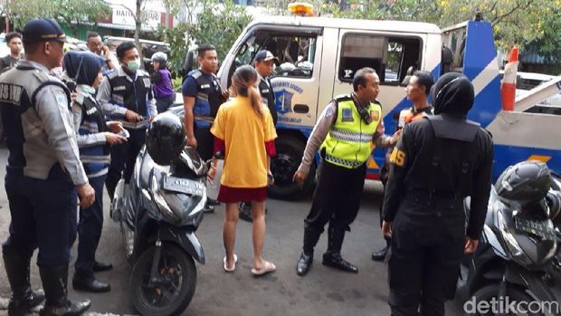 Wang akan dibawa ke kantor polisi/