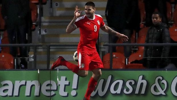 Aleksandar Mitrovic pemain muda yang muncul di antara pilar-pilar senior di timnas Serbia.