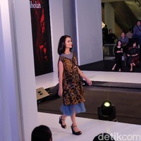 Memaksimalkan gaya istri aktor Rio Dewanto itu, sepasang wedges peep-toe hitam yang menopang kaki jenjangnya. (Foto: Daniel Ngantung/Wolipop)