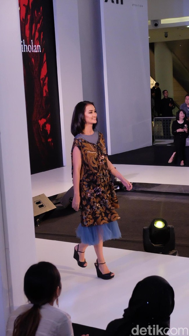 Memaksimalkan gaya istri aktor Rio Dewanto itu, sepasang wedges peep-toe hitam yang menopang kaki jenjangnya. (Foto: Daniel Ngantung/Wolipop)