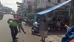 Foto: Aksi Polisi Taklukan Orang Gila Bawa Pisau di Bandung
