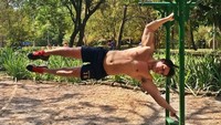 dr Gabriel sedang melakukan pose human flag. (Foto: Instagram/gabrielndsprado)