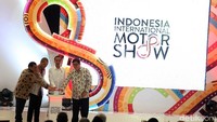 Presiden Joko Widodo atau Jokowi bersama Menteri Perindustrian Airlangga Hartarto membuka Indonesia International Motor Show (IIMS) di Jiexpo Kemayoran, Jakarta, Kamis, (19/04/2018).