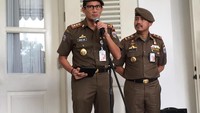 Sandiaga menyebut Satpol PP wanita ini sebagai the winning team karena sudah berhasil di penutupan Alexis.