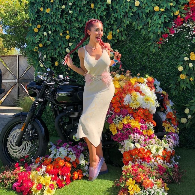 Menurut penjelasan dokter, ada bagian yang sedikit dipotong di area intim tersebut sehingga dapat lebih kencang. Biayanya pun tak murah, Farrah mengeluarkan biaya hingga US$ 8 ribu atau Rp 110 juta.  Foto: dok. Instagram