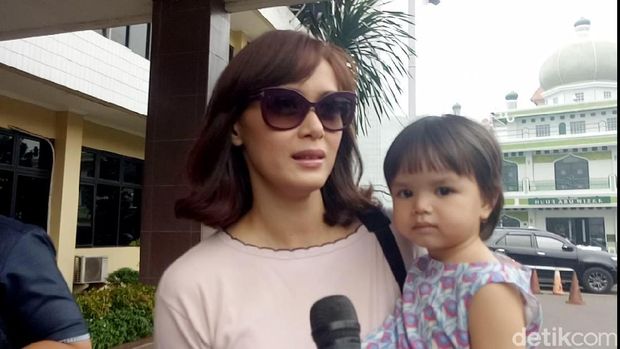 Seperti Roger Danuarta, 7 Artis Indonesia Ini Juga Jadi Mualaf 