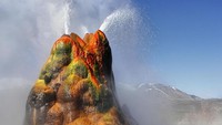 Warna-warni pada bukit geyser berasal dari aneka ganggang yang mengeluarkan pigmen warna. Tanah di sekitar geyser juga membentuk terasing yang menciptakan kolam-kolam kecil di sekitar semburan geyser. (it_is_a_beutiful_world/Instagram)