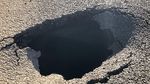 Foto: Sinkhole Tiba-tiba Muncul di Jalanan Wales